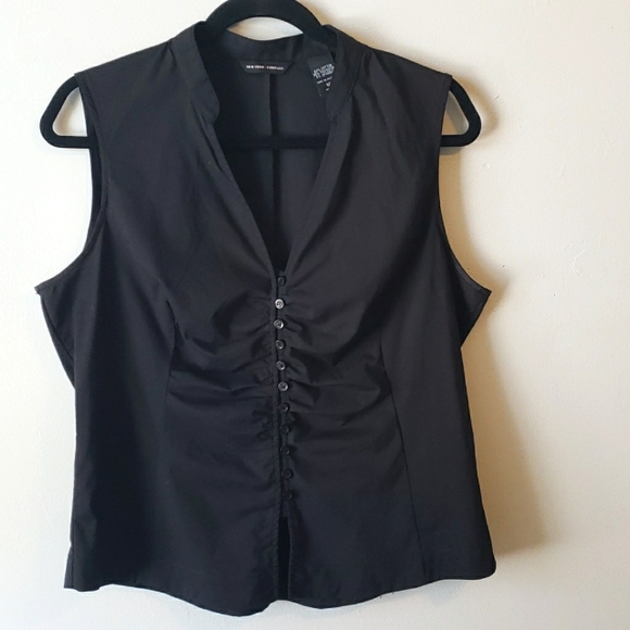 New York & Company Tops - LIKE NEW! Sleeveless fitted Ruched button down top New York & Company